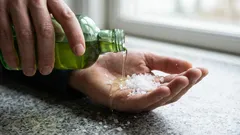 Smíchejte prostředek na mytí nádobí se solí. Výsledek je neuvěřitelný