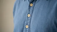 Proč jsou knoflíky na pánských a dámských košilích na různých stranách